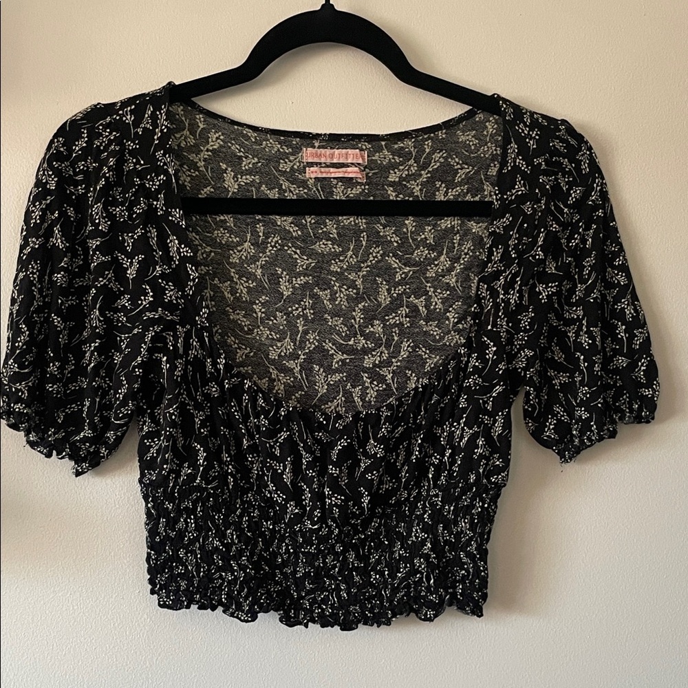 Urban Outfitters Black and White Floral crop Blouse-Medium